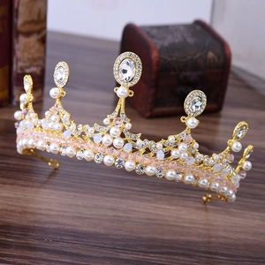 Détail d'une couronne de mariée en perles roses faite main avec strass sur fond vintage