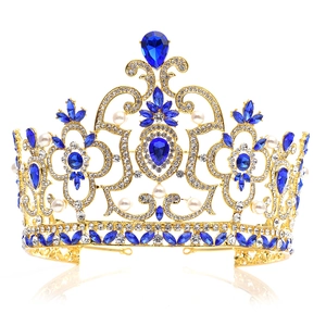 Détails de la couronne de mariée dorée avec strass bleus et perles blanches élégantes