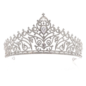 Elegantes silbernes Braut-Tiara mit funkelnden Strasssteinen und birnenförmigen Kristallen