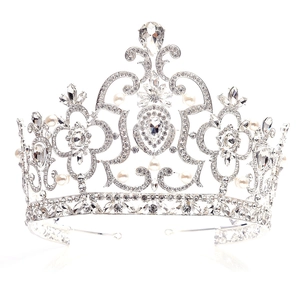 Détail d'une couronne de mariée en alliage argenté avec strass brillants et perles blanches