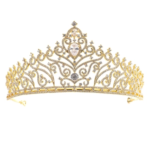 Nahaufnahme der goldenen Braut-Tiara mit funkelnden Strasssteinen und Tropfensteinen