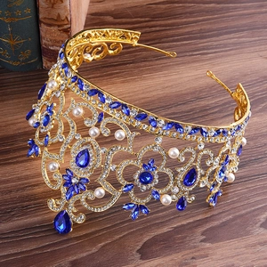 Détail de la couronne de mariée dorée avec strass bleus et perles sur bois