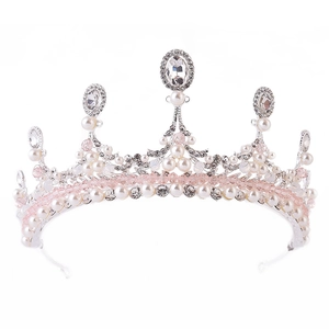 Détail d'un diadème de princesse fait main avec perles blanches et cristaux roses brillants