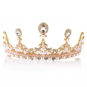 Couronne royale dorée élégante avec perles blanches et cristaux roses sur fond blanc