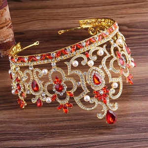 Couronne de mariée baroque dorée avec strass rouges et perles sur fond vintage