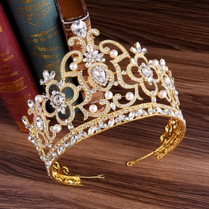 Diadème doré baroque avec cristaux et perles sur des livres anciens pour mariage