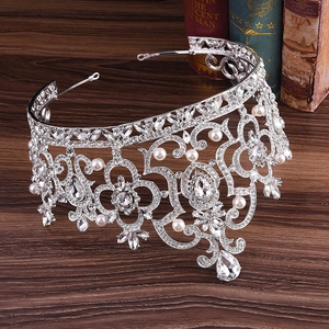 Détail d'une couronne de mariée européenne avec alliage argenté, strass et perles
