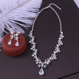 Schitterende bruidssieradenset met strass ketting en oorbellen in bloemenontwerp voor de bruid