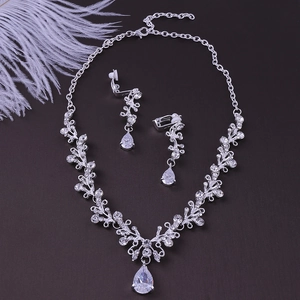 Elegante bruidssieradenset met strass bloemenketting en bijpassende clip-on oorbellen