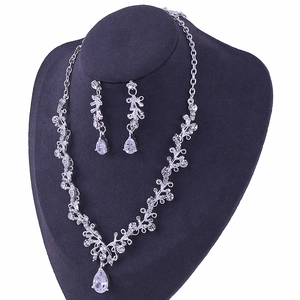 Elegante zilveren bruidssieradenset met sprankelende zirkoon ketting en oorbellen