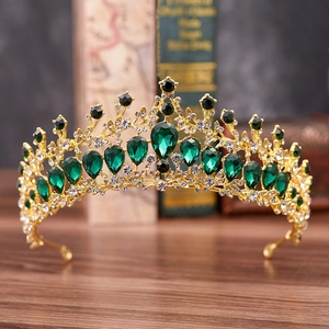 Détail macro du diadème de luxe avec cristaux émeraude étincelants et strass sur métal doré