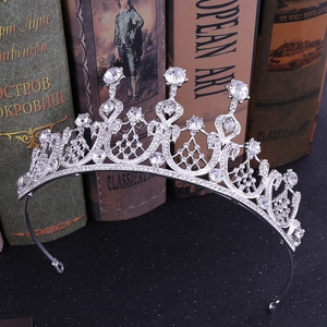 Dettaglio della lussuosa tiara da sposa con strass scintillanti e artigianato in argento
