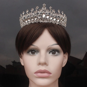 Détail d'une luxueuse couronne de mariée argentée avec strass étincelants sur un modèle