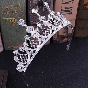 Dettaglio corona da sposa europea con strass argentati su sfondo di libri vintage