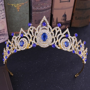 Couronne de mariée baroque dorée ornée de grands strass bleus et cristaux de zircon