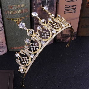 Elegante tiara dorata con strass e motivi traforati per acconciature da sposa