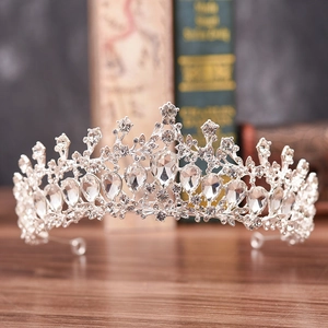 Détail d'un diadème de mariée argenté avec des strass brillants et motifs de feuilles