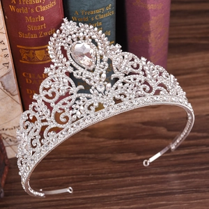 Detailaufnahme der Barock-Brautkrone mit silbernen Kristallen und Tropfen-Edelstein