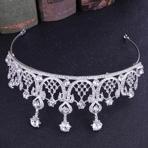 Dettaglio di tiara da sposa in strass argento con filigrana barocca e pendenti scintillanti