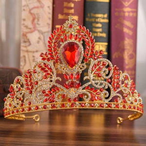 Detail einer Barock-Brautkrone mit goldener Legierung und großem roten Tropfen-Edelstein