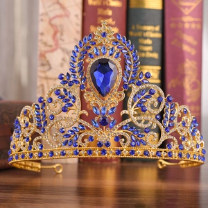Detailansicht der goldenen Barockkrone für Bräute mit feinen Metallelementen und blauen Steinen