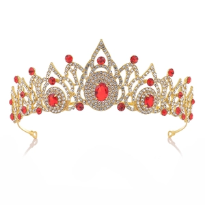 Couronne de mariée élégante avec gemmes rouges et cristaux blancs étincelants sur alliage d'or