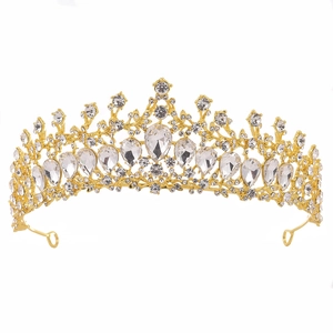Détail macro d'une couronne de mariée luxueuse avec cristaux scintillants et métal doré