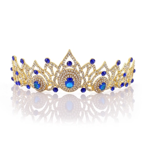 Détail de la couronne de mariée dorée avec zircons blancs et pierres précieuses bleues