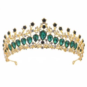 Détail de la couronne de mariée dorée avec strass vert émeraude et cristaux blancs