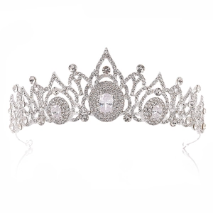 Détail de la couronne de mariée argentée montrant le sertissage et les pierres ovales