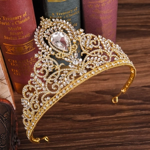 Detailaufnahme einer luxuriösen Barock-Brautkrone mit Kristallen auf Vintage-Holz