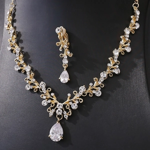 Detailopname van bruidssieraden set met peervormige strass en goudkleurige afwerking