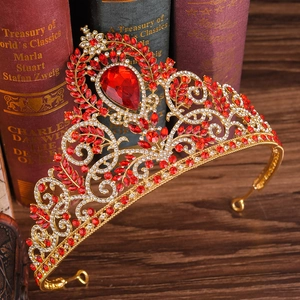 Prunkvolle Barock-Brautkrone in Gold mit roten Kristallen und luxuriösen Strasssteinen