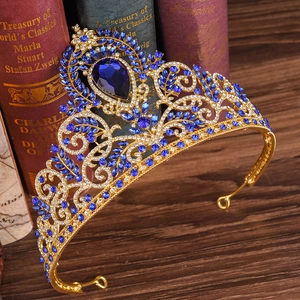 Detailansicht der Barock-Brautkrone in Gold mit blauen Strasssteinen auf alten Büchern