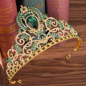Detailansicht der goldenen Barock-Brautkrone mit smaragdgrünen Steinen und Kristallen