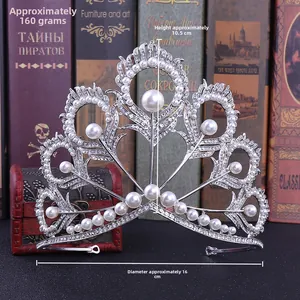 Détail de la couronne de mariée avec perles et strass, hauteur 10,5 cm et diamètre 16 cm