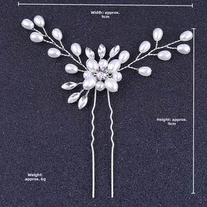 Détail de l'épingle à cheveux de mariée avec perles et cristaux mesurant 9cm par 9cm