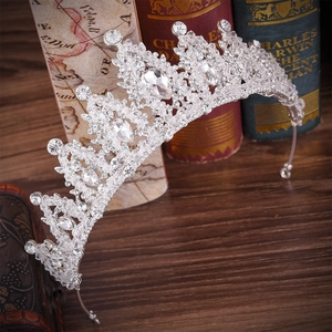 Gros plan d'une couronne de mariée avec cristaux blancs et alliage argenté sur fond vintage