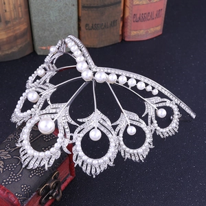 Détail d'une couronne de mariée avec strass argentés, perles et motif de paon