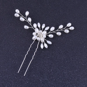 Détail de l'épingle à cheveux de mariée avec perles et cristaux sur fil d'argent