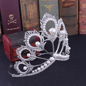 Détail de diadème de mariée à motif de paon avec perles et strass sur fond rétro