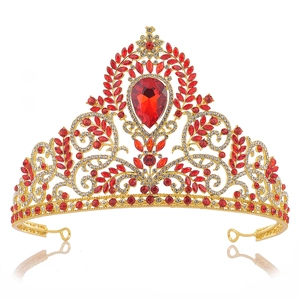 Detailansicht der Barock-Krone in Gold mit roten Kristallen und Tropfen-Edelstein-Details