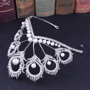 Détail du diadème de mariée argenté avec motif plumes de paon, perles et strass brillants