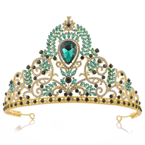 Barocke Vintage Brautkrone mit smaragdgrünen Edelsteinen und goldenem Filigran auf Weiß