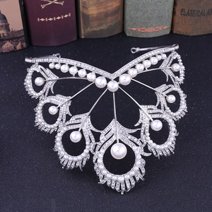 Diadème de mariée en forme de paon avec strass argentés et perles sur fond vintage