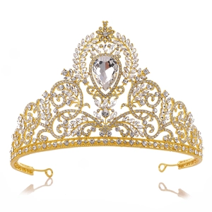 Nahaufnahme der goldenen Barock-Brautkrone mit birnenförmigem Kristall und Blatt-Metalarbeit