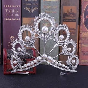 Détail macro de couronne de mariée en argent avec perles et strass sur un livre