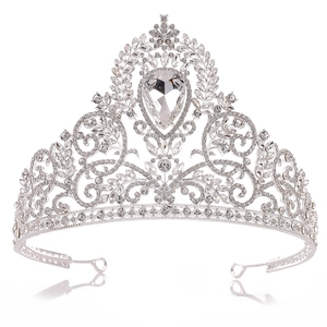 Nahaufnahme einer Barock-Krone in Silber mit großem Tropfen-Strassstein und edlen Weinreben-Mustern