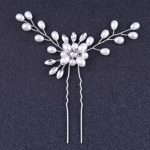 Vue détaillée d'une épingle à cheveux de mariée en U avec perles et strass brillants