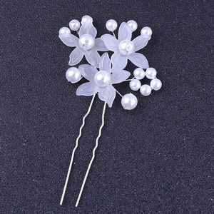 Épingle à cheveux de mariée en U avec fleurs blanches mates et perles sur fil argenté